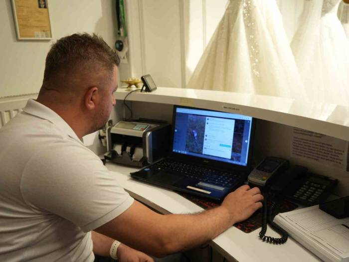 Ormanda Kendisini Çeken Dronu Gören Ayı, Yavrusunu Korumaya Çalıştı