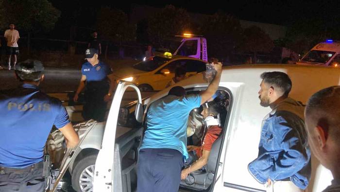 Bariyere Çarpan Araçta 2 Kişi Sıkıştı
