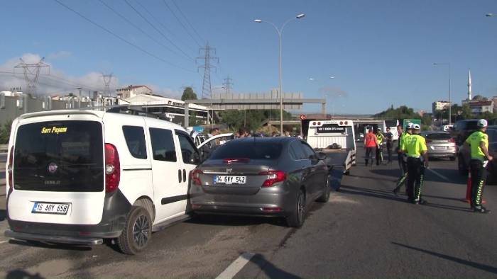 Sultanbeyli’de 3 Araç Birbirine Girdi: 2 Yaralı