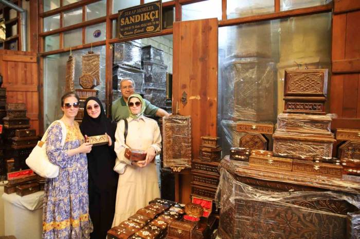 65 Yıldır Genç Kızların Çeyizlik Sandıklarını Yapıyor