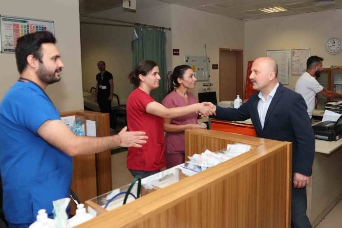 Vali Varol, Hastane Çalışanlarının Bayramını Kutladı