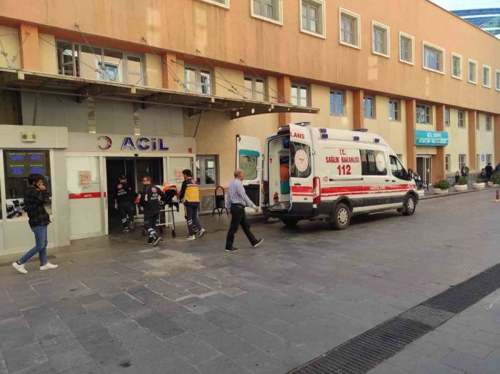 Batman’da Yaşanan Kazada Araç İçinde Sıkışan Sürücü Uzun Uğraşların Ardından Kurtarıldı