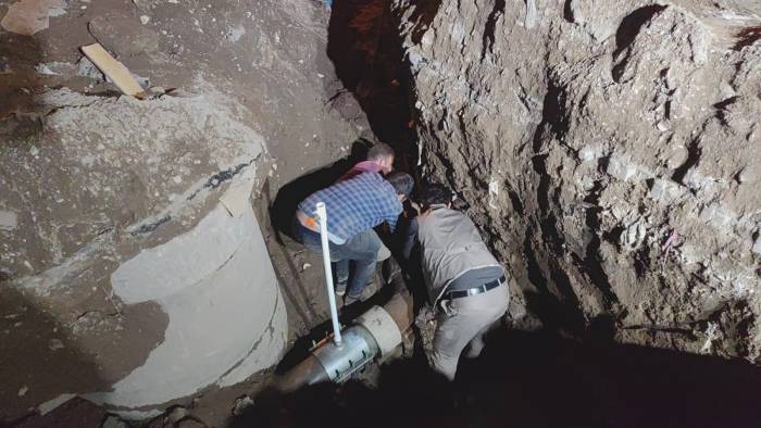 3 Bin Nüfuslu Beldenin İçme Suyu Şebekesini Taş Ve Kerestelerle Tıkadılar