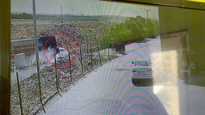 Diyarbakır’da Hemzemin Geçitten Geçen Hafif Ticari Araca Yük Treni Çarptı: 2 Yaralı