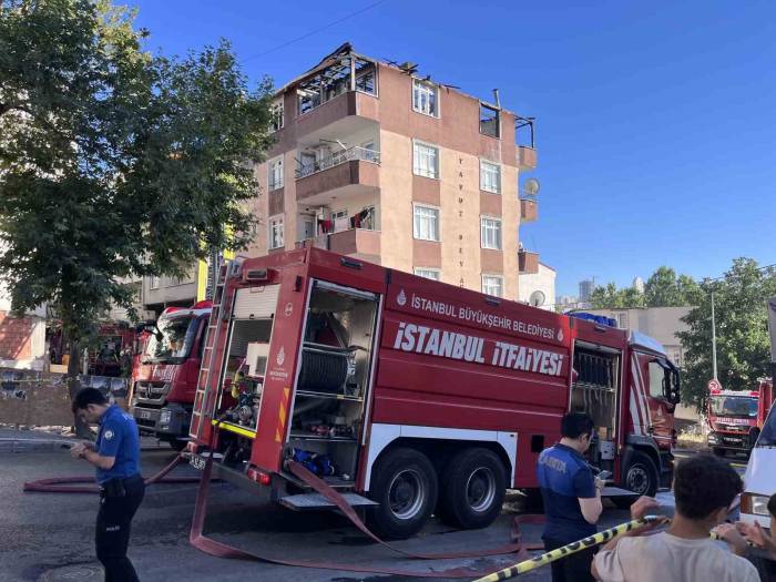 Esenyurt’ta 5 Katlı Binanın Çatısı Alev Alev Yandı