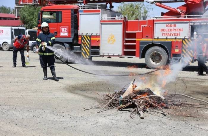 Iğdır Belediyesi İtfaiye Müdürlüğü Ekipleri Canlı Kurtarma Ve Yangın Tatbikatı Gerçekleştirdi