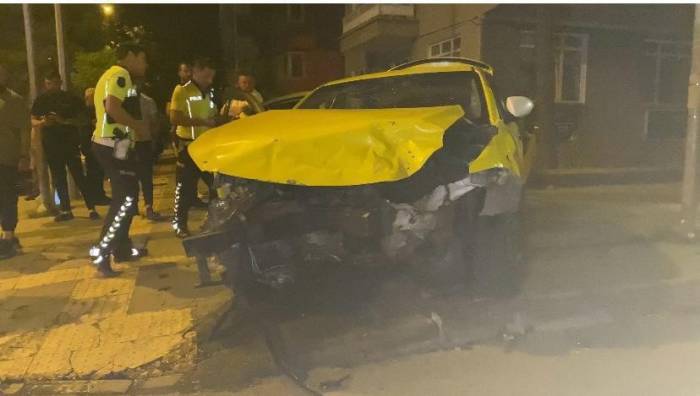 Ticari Taksi İle Otomobil Çarpıştı: 3 Yaralı