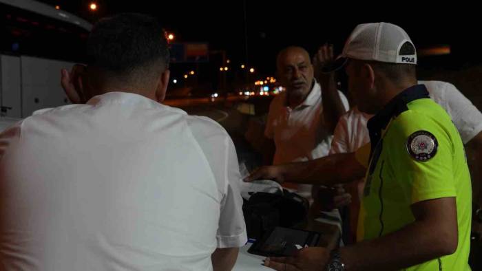 Polisin "Sabır" Sınavı: Otobüs Şoförü Ehliyetini Vermemek İçin Dakikalarca Dil Döktü