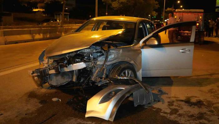 Otomobiller Kafa Kafaya Çarpıştı: 6 Yaralı