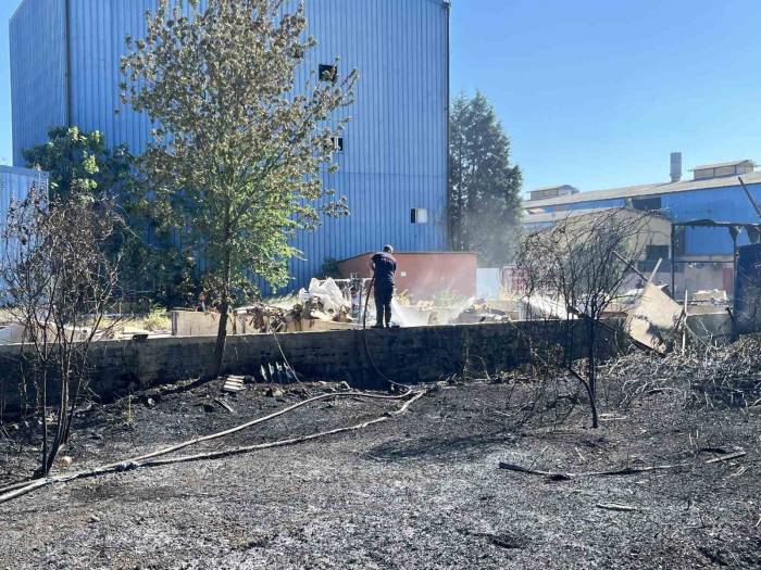 Sanayi Sitesinin Bahçesinde Yangın
