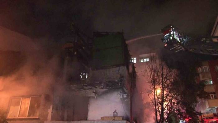 Küçükçekmece’de 2 Katlı Geri Dönüşüm Depo Binası Alev Alev Yandı