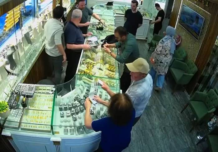 Küçükçekmece’de Kuyumcuda Külçe Altın Hırsızlığı Kamerada