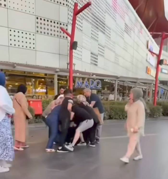 Sultanbeyli’de Yumruk Yumruğa Kavga