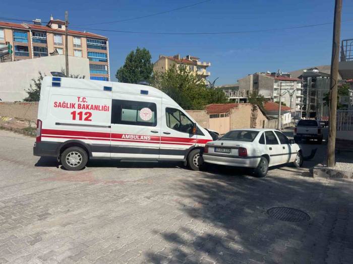 Ambulansın Karıştığı Kazada 2 Sağlık Görevlisi Yaralandı