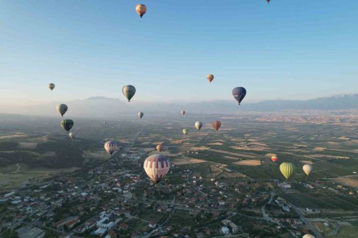 Pamukkale’de Balonlar Günde 300 Turist İle Birlikte Yükseliyor