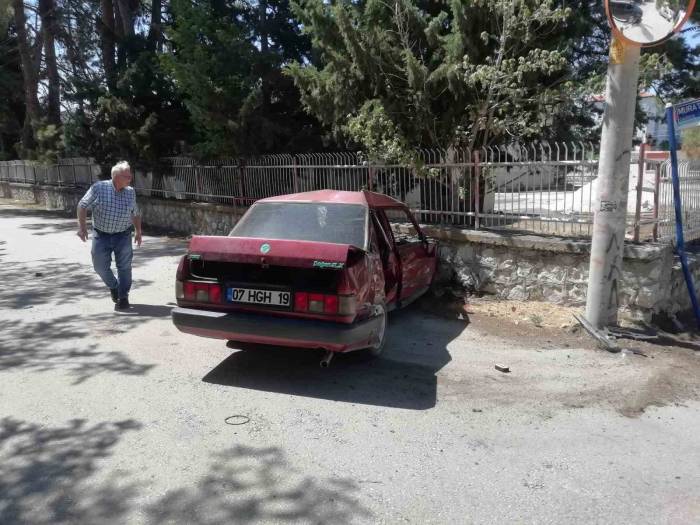 Burdur’da Kavşağa Kontrolsüz Giren Otomobil İle Minibüs Çarpıştı, 1 Yaralı