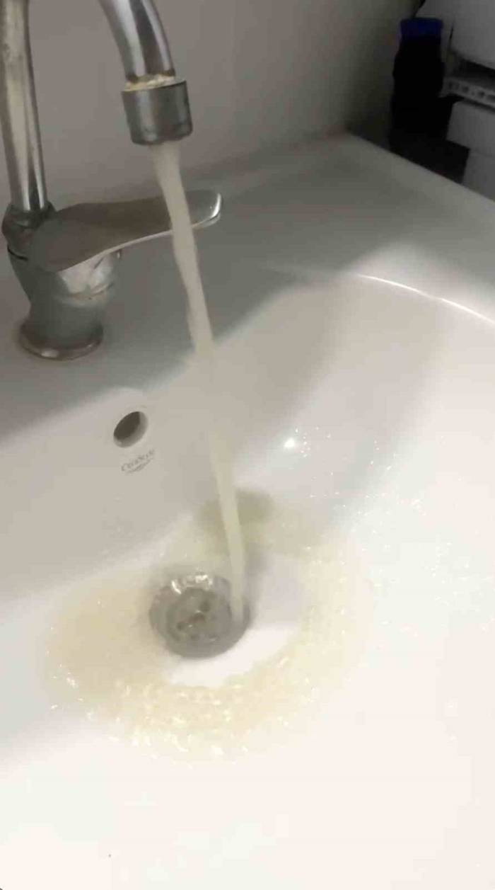 Tekirdağ’da Çeşmeden Kirli Akan İçme Suyuna Tepki: "Banyo Yaparken, Abdest Alırken Midemiz Bulanıyor"