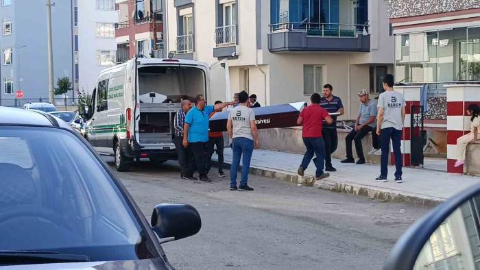 Yaşlı Kadın Balkonda Ölü Bulundu
