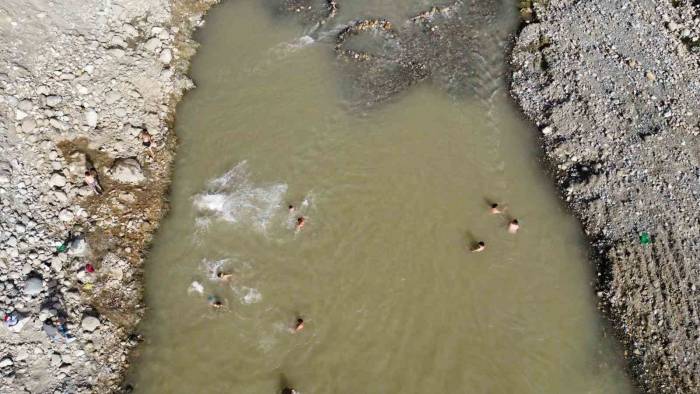 Islah Yapılan Dereye Serinlemek İçin Girdiler