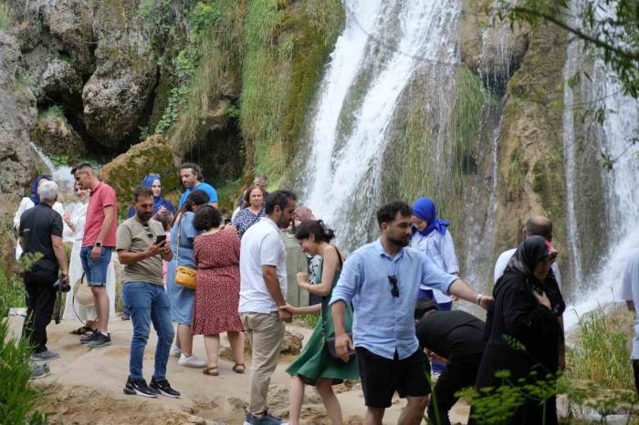 Sıcaktan Bunalanlar Girlevik Şelalesi’nde Serinliyor