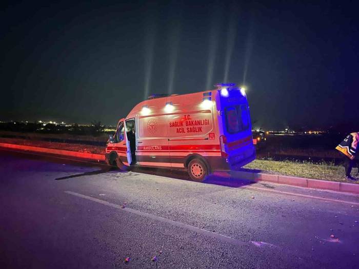 Kontrolden Çıkan Ambulans Refüje Çıktı: 4 Yaralı