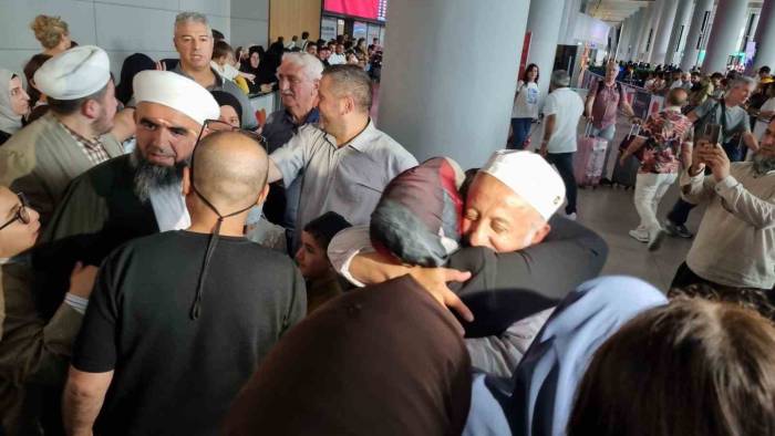 Hac İbadetini Tamamlayan Hacılar Kutsal Topraklardan Yurda Dönüş Yaptı