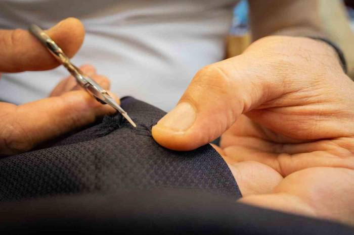 Onun İşi Sadece ’örücülük’: Elbiseleri İlmek İlmek Dokuyup Ekonomiye Kazandırıyor