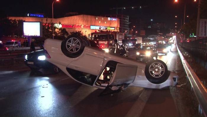 Pendik D-100 Karayolunda İki Araç Çarpıştı: 2 Yaralı