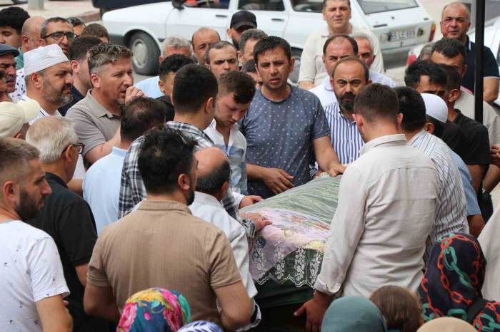 5. Kattan Düşerek Ölen Minik Simay’a Gözyaşı