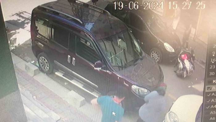 Otomobille Çarpışan Motosikletlinin Metrelerce Sürüklendiği Kaza Kamerada