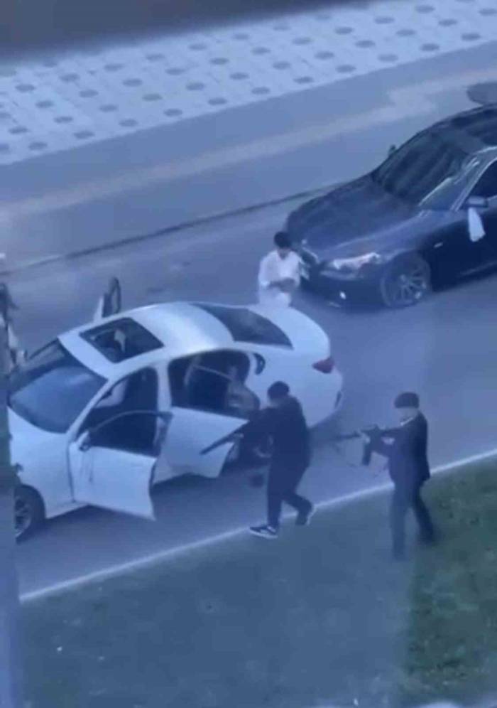 Düğün Eğlencesi Savaş Alanına Döndü: Trafiği Kesip Uzun Namlulu Silahla Böyle Ateş Açtılar