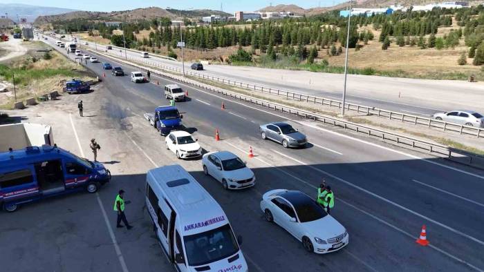 43 İlin Geçiş Güzergahında Trafik Akıcı, Denetimler Sıkı