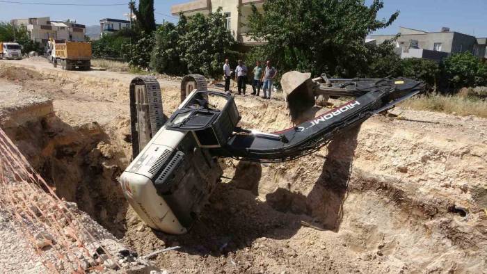 Kontrolden Çıkan İş Makinesi Devrildi