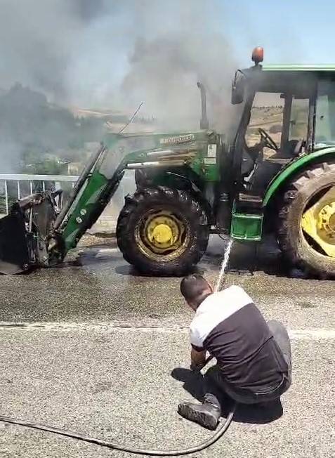 Alev Alan İş Makinesini Yoldan Geçen Vidanjör Ekipleri Söndürdü