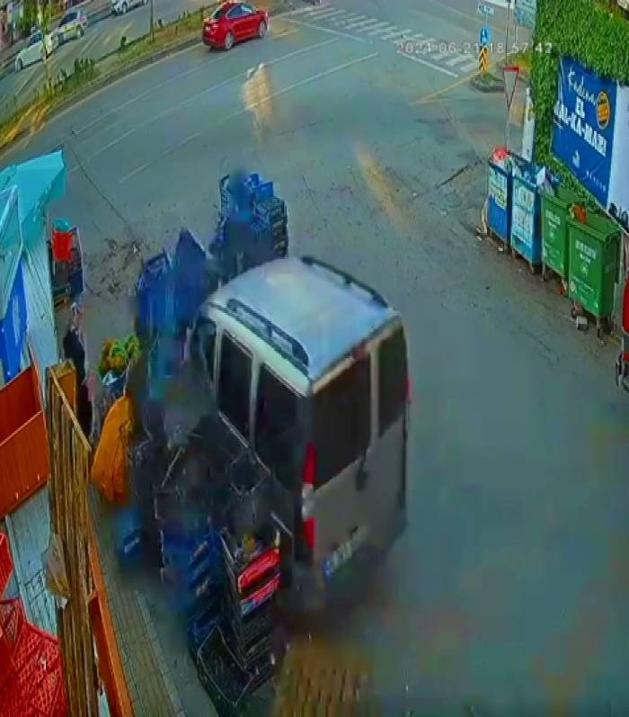 Freni Patlayan Araç Market Kasalarına Daldı