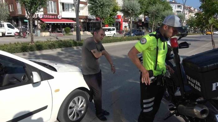 Güneşli Havada Sis Farı Yakınca Ceza Yedi, "Sis Farlarının Açık Olması Hoşuma Gidiyor" Dedi