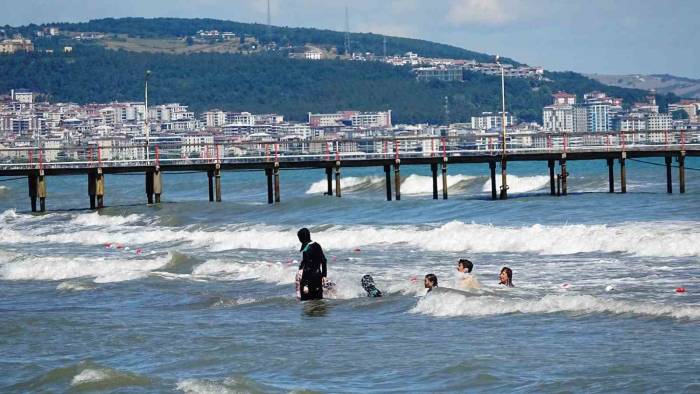 Karadeniz’de 4 Kişi Boğulma Tehlikesi Geçirdi