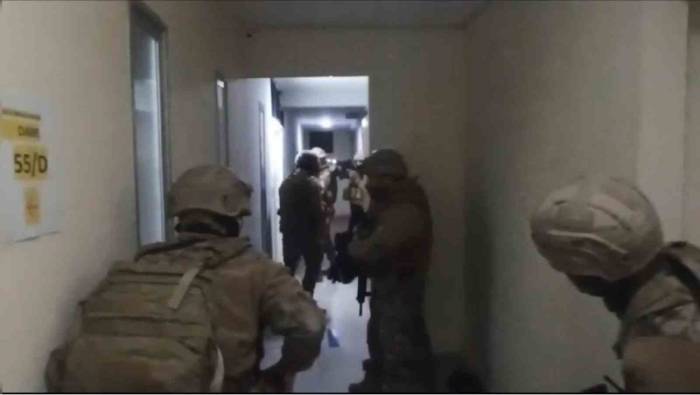 İstanbul’da “Anucur” Çetesine “Şehit Hakan Telli” Operasyonu Kamerada: Uzi, Balistik Yelek, Kar Maskeleri Bulundu