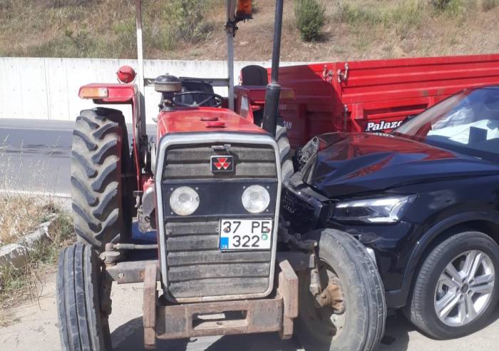 Otomobil Traktöre Çarptı: 1 Yaralı
