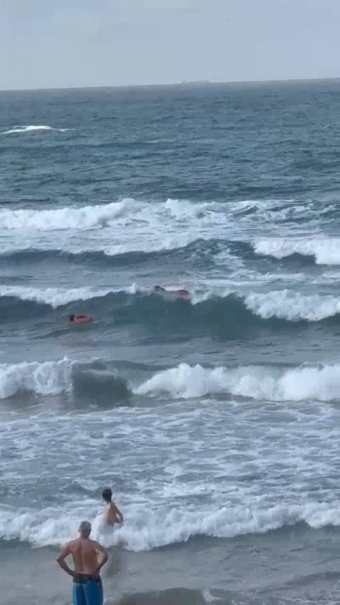 Şile’de Boğulmak Üzere Olan Kadını Vatandaşlar Kurtardı