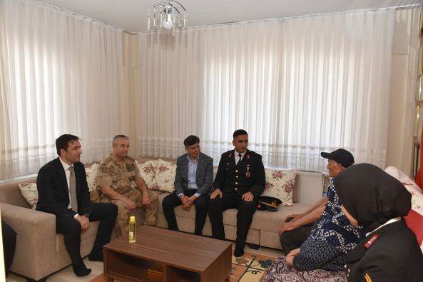 Şehit Ailelerini Yalnız Bırakmadı