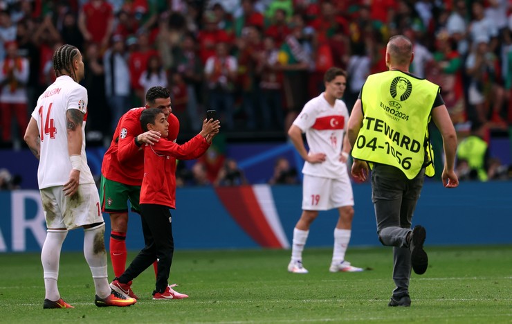 turkiye-portekiz-karsilasmasinda-kucuk-bir-taraftar-portekizin-yildiz-futbolcusu-cristiano-ronaldo-ile-fotograf-cekilmek-icin-mac-oynanirken-sahaya-girdi-4.jpg