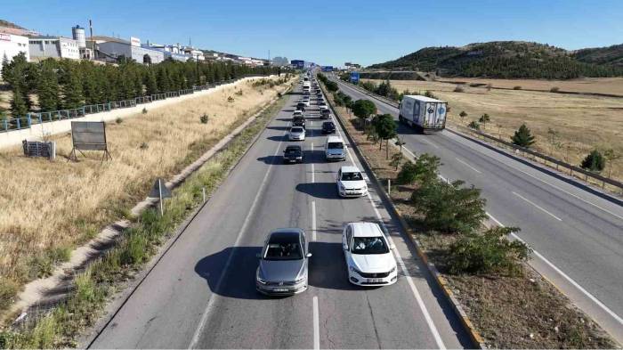 43 İlin Geçiş Güzergahındaki Araç Trafiği Havadan Görüntülendi