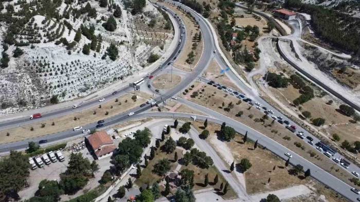 Bayram Tatili Sonrasında Antalya Ve Fethiye Yollarının Bağlantı Noktası Olan Burdur’da Trafik Yoğunluğu Oluştu