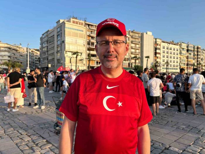 Kasapoğlu Milli Maçı İzmirlilerle Birlikte İzledi