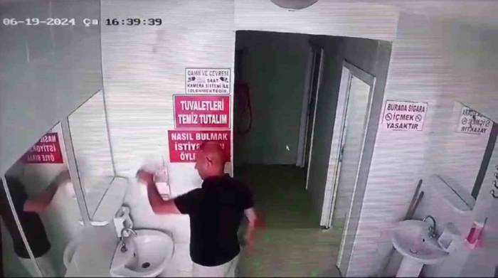 Cami Tuvaletindeki Sabunluğu Çaldı, O Anlar Kamerada