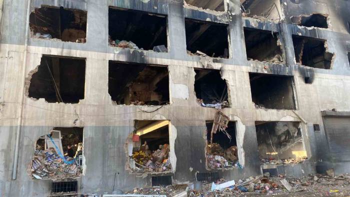 Yangından Geriye Yıkılan Duvarlar Kaldı