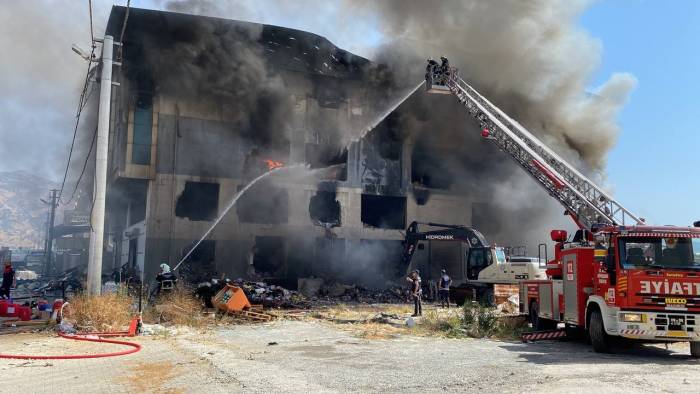 Aydın’da Depodaki Yangın 16 Saattir Sönmedi