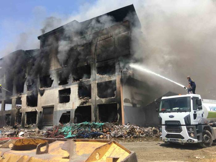 Aydın Osb’deki Yangında 2 İtfaiye Personeli Dumandan Etkilendi