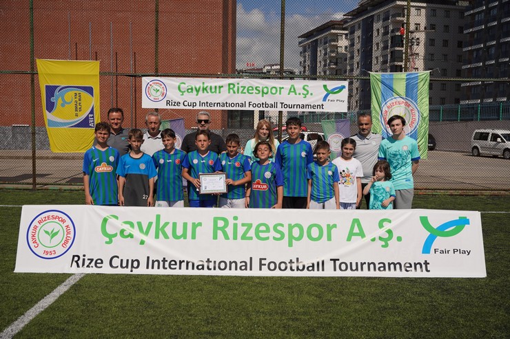 caykur-rizespor-esila-tufekci-futbol-okullari-turnuvasi-tamamlandi-13.jpg